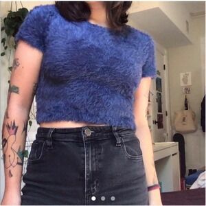 ALICE + OLIVIA Blue Fuzzy Cropped Top Size Medium Short Sleeve Crew Neck Sweater